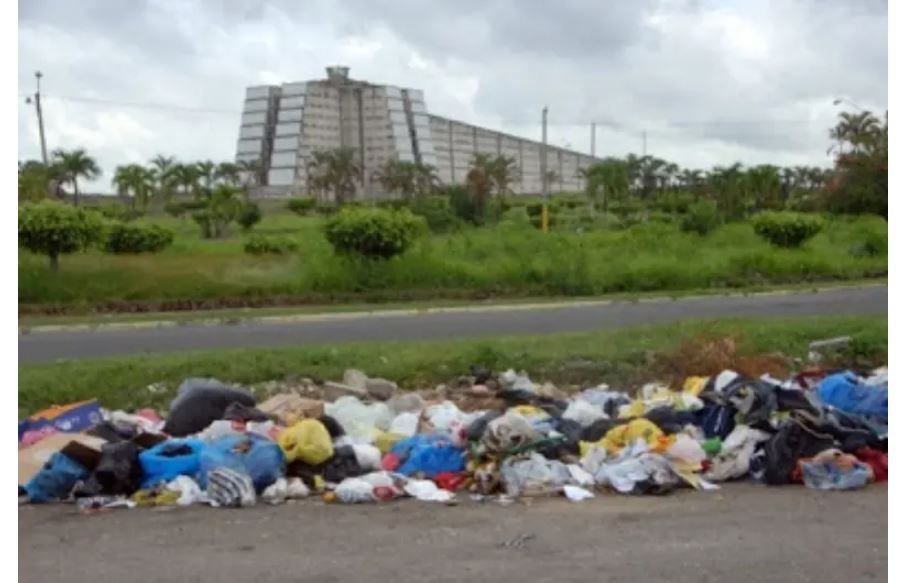 Abandono en las inmediaciones del Faro a Colón 2 Abandono en las inmediaciones del Faro a Colón