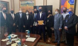 Luis Abinader y comerciantes tratan sobre los precios de la canasta básica