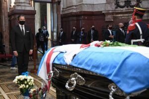 Políticos y ciudadanos despiden expresidente Carlos Menem