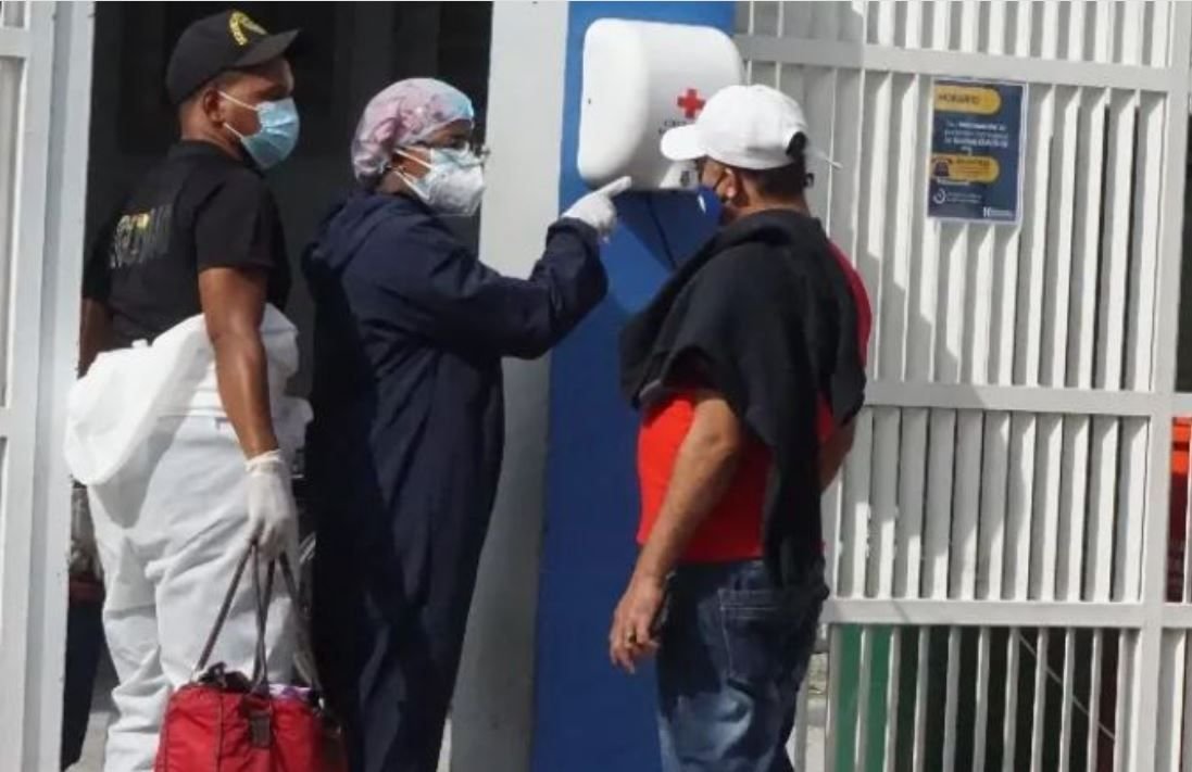 Llegan más jóvenes con Covid-19 al Moscoso Puello