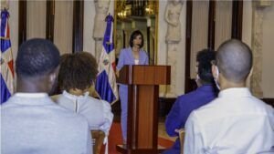 La primera dama exhorta a los jóvenes a denunciar los males sociales