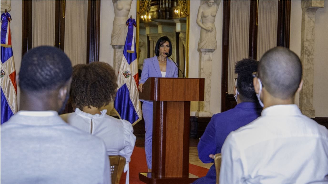 La primera dama exhorta a los jóvenes a denunciar los males sociales