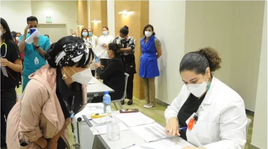 Ministerio de Salud empieza vacunación contra COVID-19 en CEDIMAT