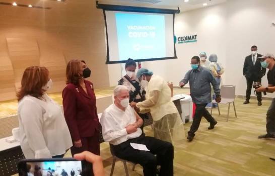 SALUD 27 Ministerio de Salud empieza vacunación contra COVID-19 en CEDIMAT