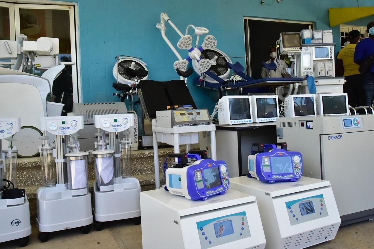 SNS entrega más de RD$40 millones en equipos a hospitales del Este y Santiago