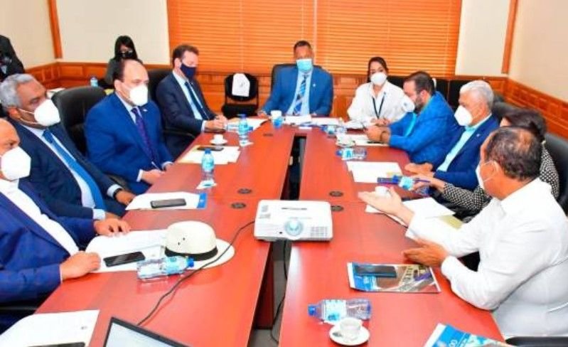 Senadores interrogan a Bisonó; revela no sabe qué se hace con impuesto de RD$2.00