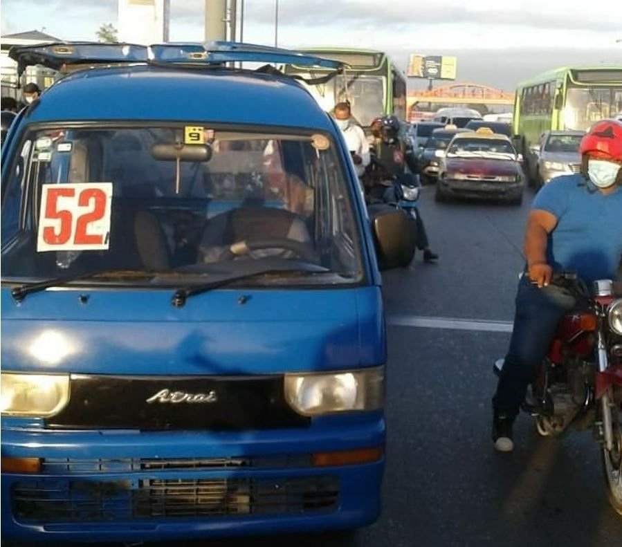 Hombre muere al caer al vacío tras OMSA impactar minibús