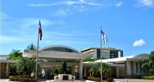 Profesores universitarios dominicanos mantienen paro por aumento sueldos