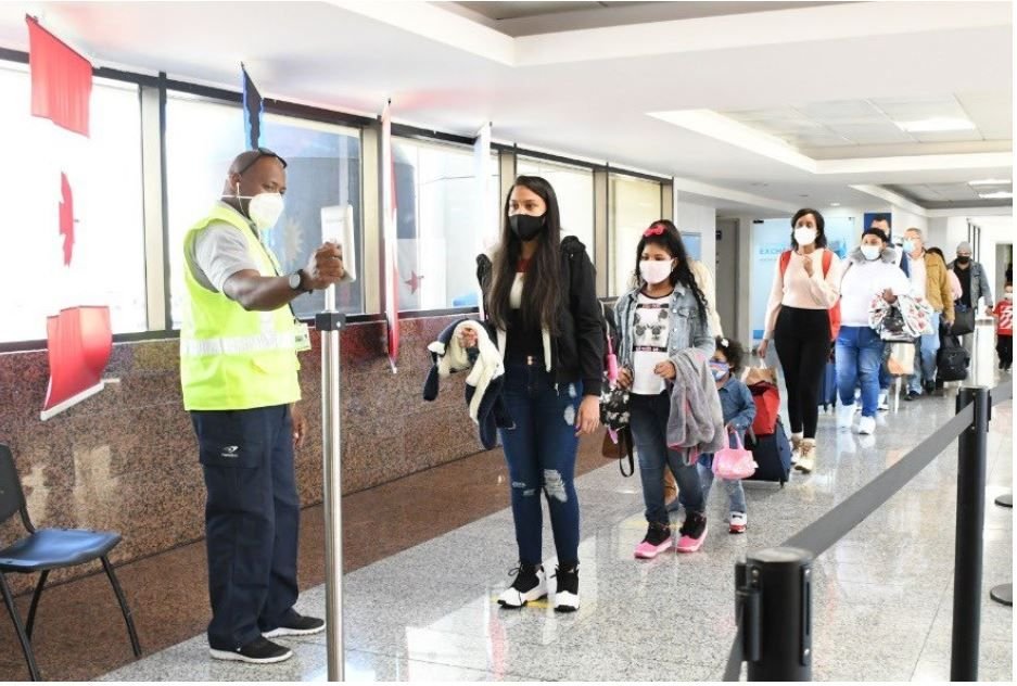 Falta de PCR deja en tierra a 190 viajeros de RD con destino España