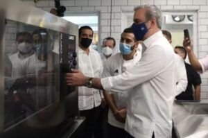 Presidente Abinader inaugura centro que producirá 15 mil raciones de alimentos