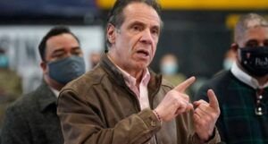 Gobernador de NY pide perdón y niega haber tocado inapropiadamente a nadie