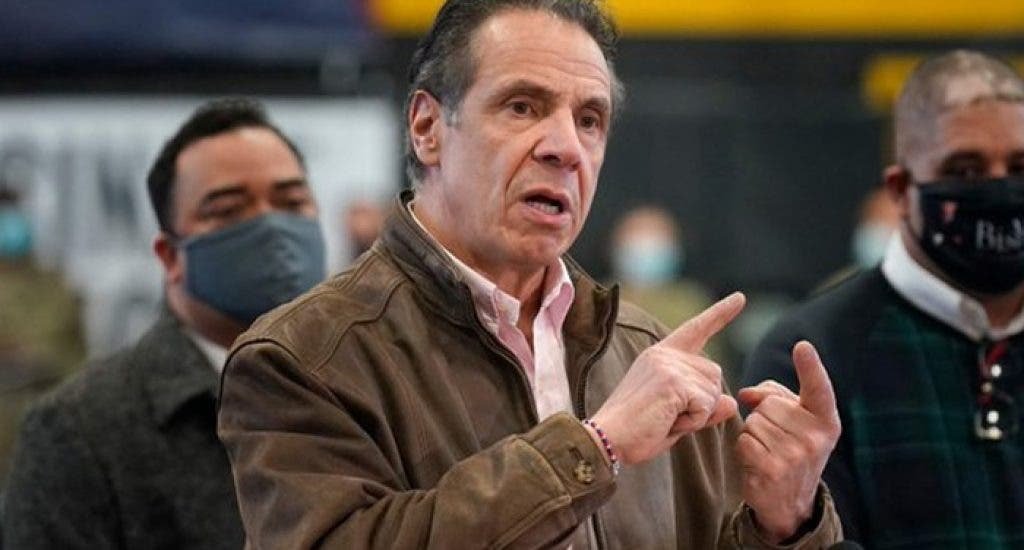 Gobernador de NY pide perdón y niega haber tocado inapropiadamente a nadie
