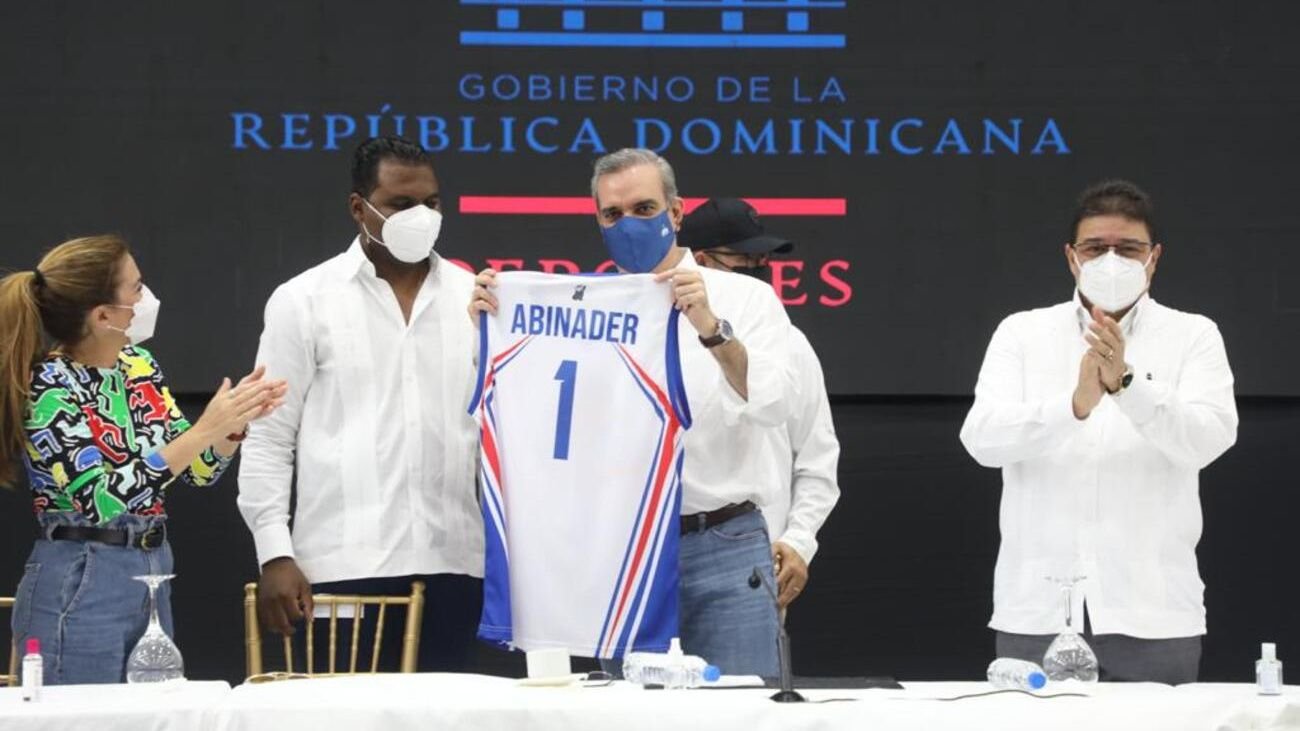 Luis Abinader reinaugura el Club Deportivo y Cultural San Lázaro 2 Luis Abinader reinaugura el Club Deportivo y Cultural San Lázaro