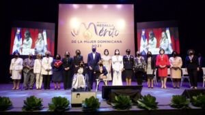 Presidente Abinader entrega Medalla al Mérito a 14 mujeres