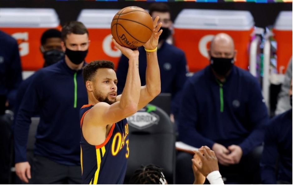 Los excampeones Curry y Booker participarán en el Concurso de Triples