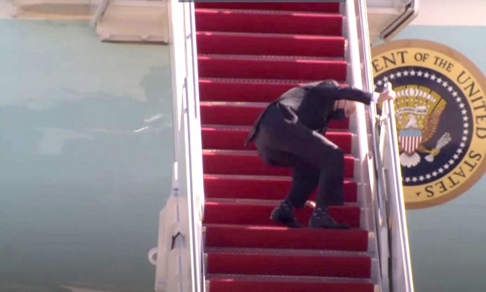 Biden tropieza tres veces al subir las escaleras del avión presidencial