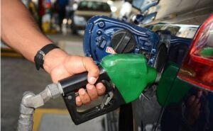 Gobierno congela los precios de los combustibles