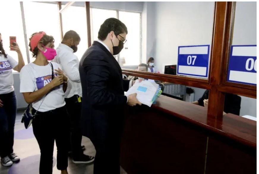 Colectivo de Padres Por la Educación Presencial deposita acción de amparo