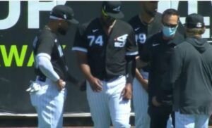 Eloy Jiménez salió del partido por golpe en un hombro