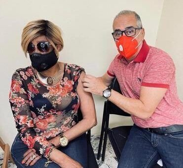 Fefita la Grande se pone la primera dosis de la vacuna: “Hay Fefita pa’ rato”