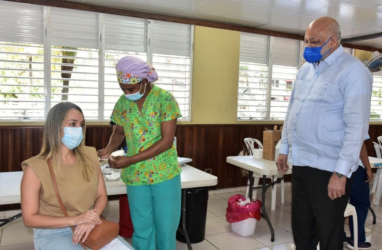 Fulcar dice aspiran a vacunar 240 mil maestros y personal administrativo