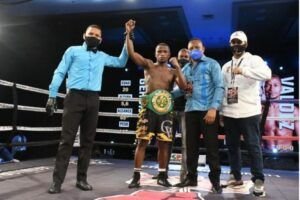 Geraldo Valdez derrota mexicano y retiene título supermosca