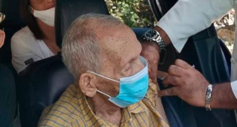 El padre de los Hermanos Rosario se vacuna contra el covid a sus casi 99 años