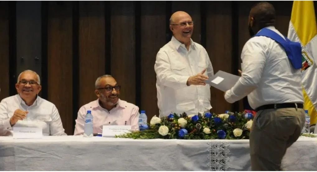 Hipólito Mejía encabeza graduación del instituto José Francisco Peña Gómez 2 Hipólito Mejía encabeza graduación del instituto José Francisco Peña Gómez