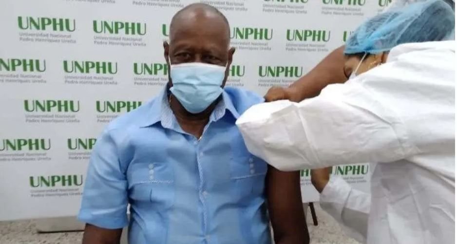 Johnny Ventura se vacuna contra el COVID-19