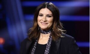 Laura Pausini recibe el cariño de Sophia Loren por su nominación al Óscar