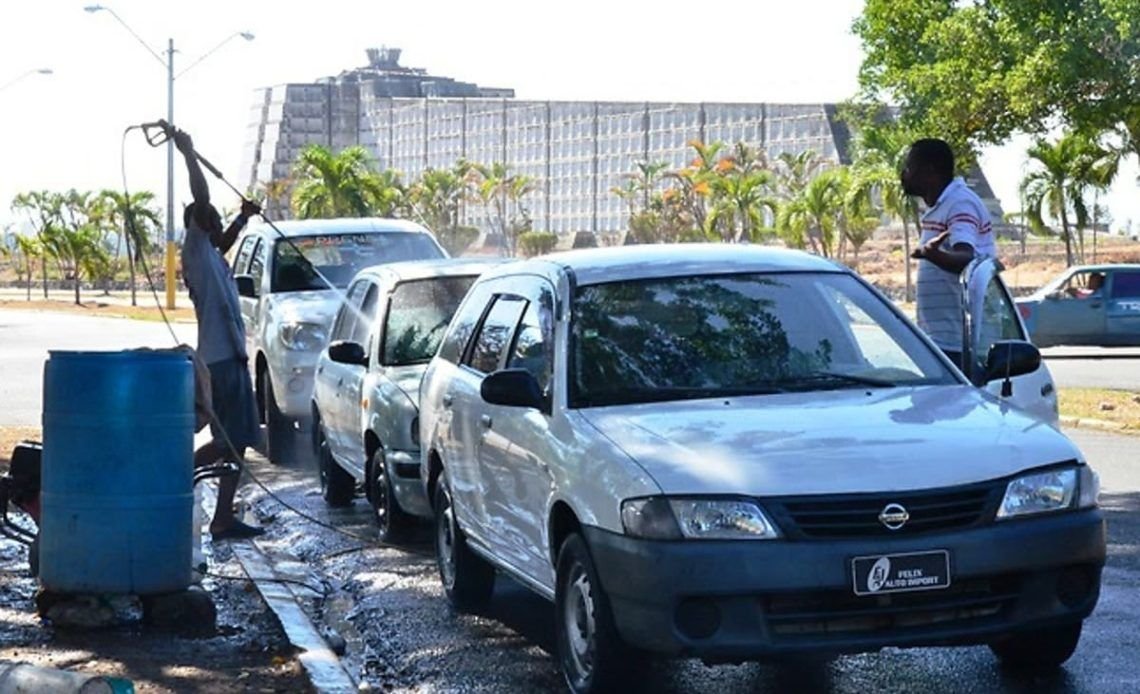 Alcaldía SDE desmonta lavadores de carros frente al Parque del Este 2 Alcaldía SDE desmonta lavadores de carros frente al Parque del Este