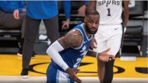 LeBron James somete a LaMelo Ball con 37 puntos y 8 rebotes