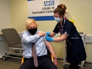 Boris Johnson recibe la vacuna de AstraZeneca contra el coronavirus
