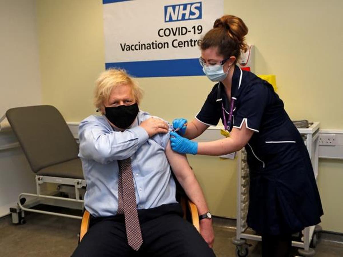 Boris Johnson recibe la vacuna de AstraZeneca contra el coronavirus 2 Boris Johnson recibe la vacuna de AstraZeneca contra el coronavirus