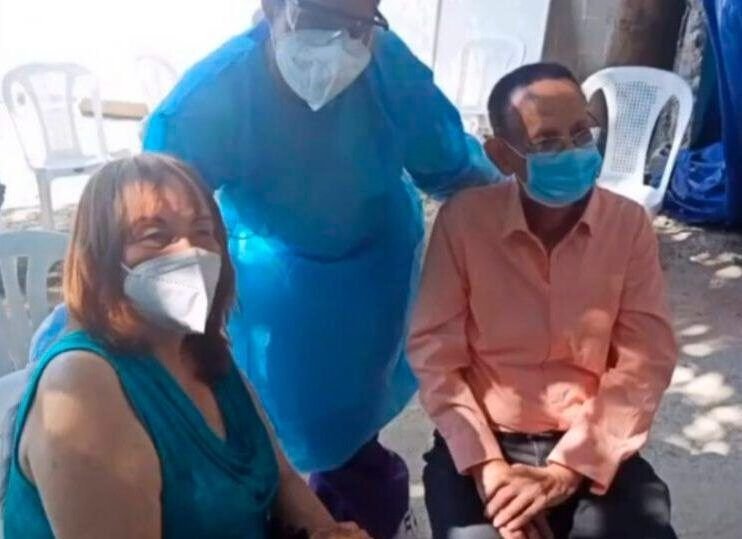 Luis Segura y su esposa reciben vacuna contra el COVID-19
