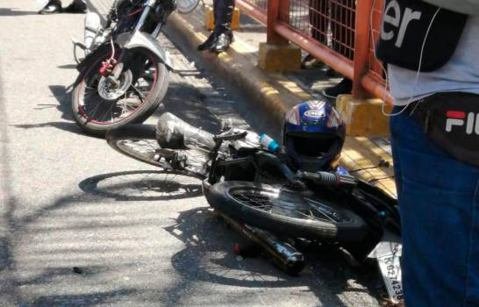 Choque vehículo escolta Vicepresidenta y dos motocicletas deja un muerto