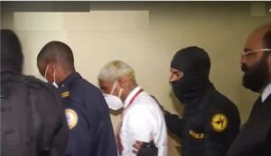 Antonio Peter de la Rosa,  junto a miembros de los cuerpos de seguridad en el Palacio de Justicisa de Ciudad Nueva.