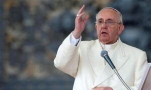 El papa baja el sueldo a los religiosos en el Vaticano, un 10% a cardenales