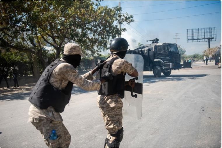 Agentes haitianos exigen en las calles la dimisión del director de la Policía