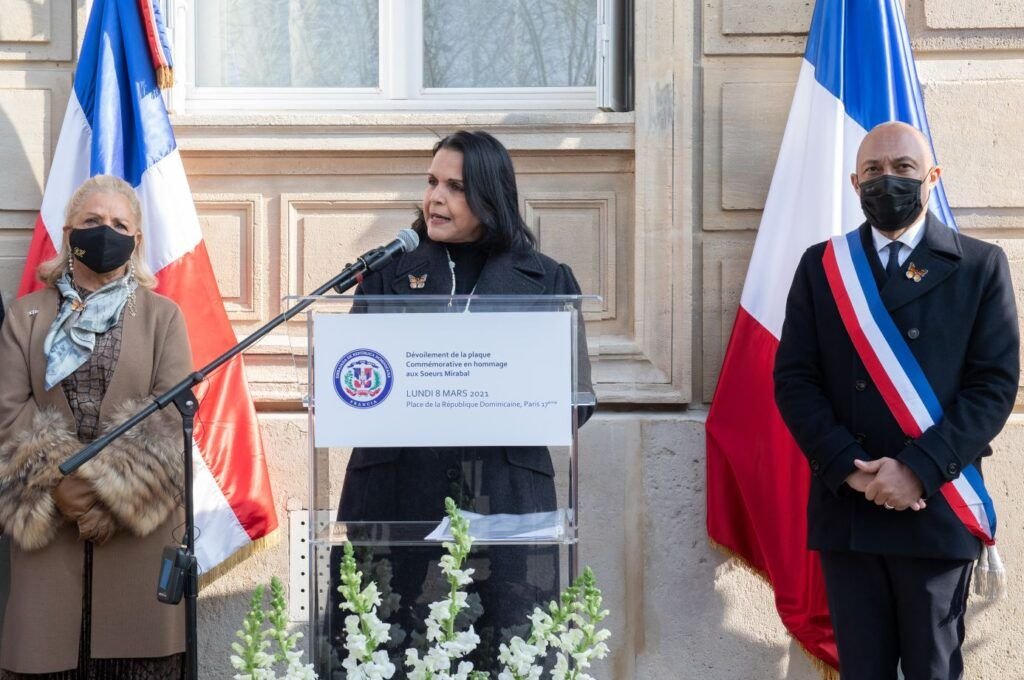 Placa Mirabal en Paris 03 Develan placa en honor a las hermanas Mirabal en París