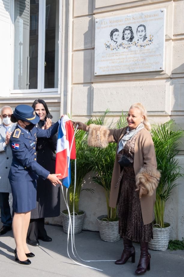 Placa Mirabal en Paris 04 Develan placa en honor a las hermanas Mirabal en París