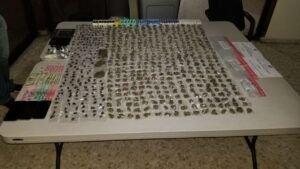 Apresan dos hombres en Arroyo Hondo con cientos de porciones de drogas