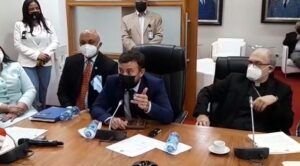 Agustín Laje se reúne con diputados de comisión que estudia las 3 causales