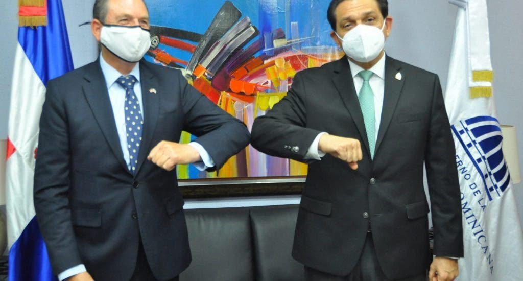 Dominicana recibe de Israel un equipo que transforma el aire en agua potable