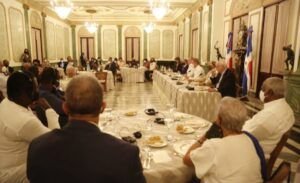 Luis Abinader ofrece almuerzo a periodistas Haitianos