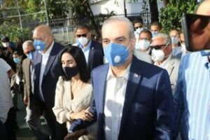 Presidente Abinader reconoce labor de mujer dominicana en su día