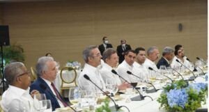 El Presidente trata con embajadores construcción de hospitales en Haití