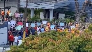 Cancelados se aglomeran frente Obras Públicas; exigen pago de prestaciones