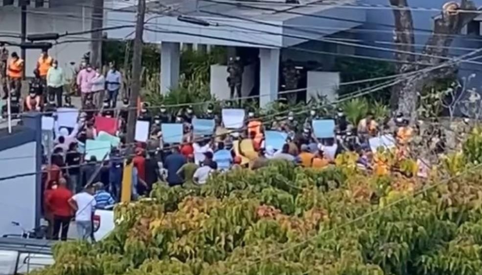 Cancelados se aglomeran frente Obras Públicas; exigen pago de prestaciones