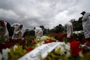 Brasil supera por primera vez 2.800 muertes diarias y bate nuevo récord